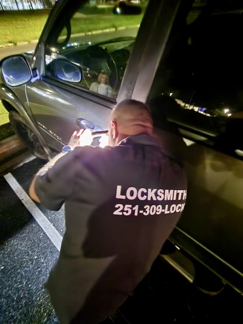 locksmith unlocking car